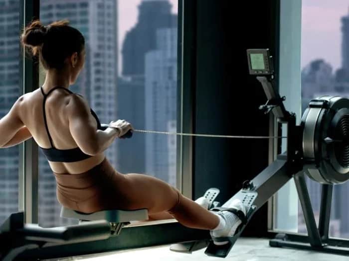 Jak prawidłowo ćwiczyć na wioślarzu, aby uniknąć kontuzji i błędów