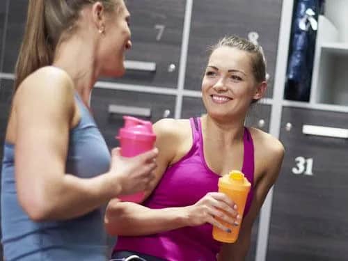 Kiedy pić białko przed czy po treningu, aby maksymalnie zwiększyć efekty?